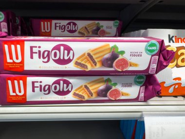 Villennes-sur-Seine, Fransa-01.03.2025 İncir aromalı bisküvilerin renkli paketleri bir süpermarket rafında güzelce oturur ve müşterileri atıştırmalık için mükemmel, eşsiz bir ziyafeti keşfetmeye davet eder..