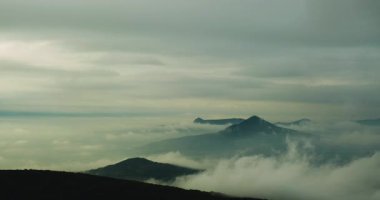 Gökyüzünün büyülü görüntüsünün zamanlaması ve sislerin üzerinde yükselen Bohemya Uplantları ve bir gözlem kulesinden görülen bulutlar ve kameranın yakınından geçen sis parçacıkları.