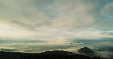 Gökyüzünün büyülü görüntüsünün zamanı ve Bohem Uplantlarının zirveleri bir gözlem kulesinden görülebilen sislerin üzerinde süzülüyor ve kameranın yakınından sis parçaları geçiyor.