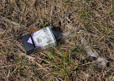 Kentsel yol kenarındaki çimlerde bir leke