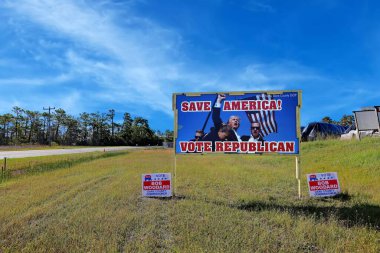 Roanoke Adası, Kuzey Carolina, ABD, 4 Ekim 2024, Trump 2024 Amerika 'yı Kurtarın - Kırsal bir yol kenarında Cumhuriyetçi bayrağı