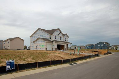 Mt Comfort, Indiana, ABD - 22 Eylül 2024: Bir ev inşaatı patlaması orta batıdaki banliyölerde yeni bir ev inşaatına yol açtı. Greenfield, Indiana.