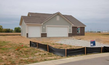 Mt Comfort, Indiana, ABD - 22 Eylül 2024: Bir ev inşaatı patlaması orta batıdaki banliyölerde yeni bir ev inşaatına yol açtı. Greenfield, Indiana.