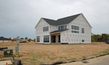 McCordsville, Indiana, ABD - 22 Eylül 2024: Bir ev inşaatı patlaması orta batıdaki banliyölerde yeni bir ev inşaatına yol açıyor. McCordsville, Indiana.