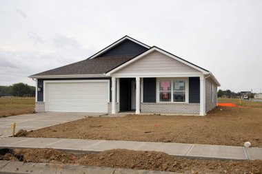 Greenfield, Indiana, ABD - 22 Eylül 2024: Bir ev inşaatı patlaması orta batıdaki banliyölerde yeni bir ev inşaatına yol açtı. Greenfield, Indiana.