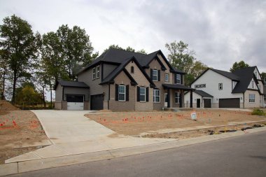 McCordsville, Indiana, ABD - 22 Eylül 2024: Bir ev inşaatı patlaması orta batıdaki banliyölerde yeni bir ev inşaatına yol açıyor. McCordsville, Indiana.
