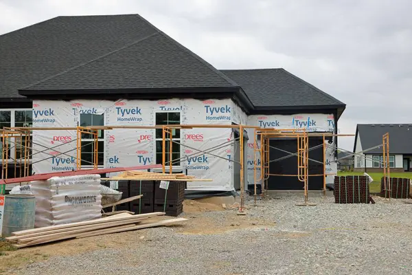 McCordsville, Indiana, ABD - 22 Eylül 2024: Bir ev inşaatı patlaması orta batıdaki banliyölerde yeni bir ev inşaatına yol açıyor. McCordsville, Indiana. Evin önünde iskele var.