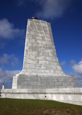 Wright Kardeşler Ulusal Anıtı Bulutlu bir günde mavi gökyüzü.