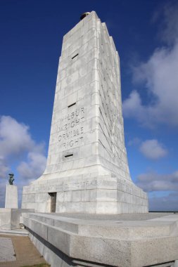 Wright Kardeşler Ulusal Anıtı Bulutlu bir günde mavi gökyüzü.