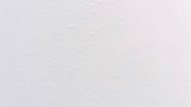 Beyaz kağıt, arka planda boş ve pürüzlü bir yüzeye sahiptir.