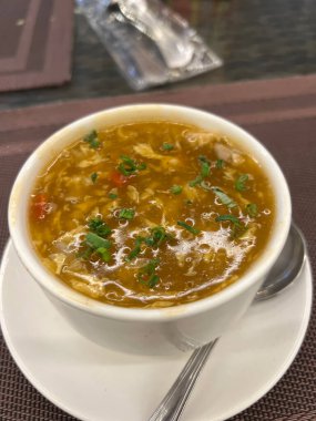 Lezzetli bir kase sebze çorbası, ekmek ve etle.