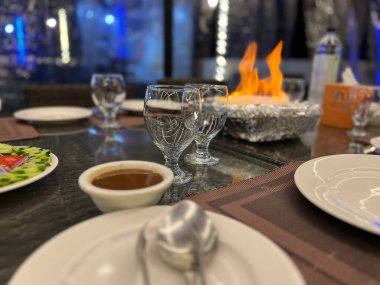 Romantik Akşamları Şarap Gözlüğü ve Mum Işıklı Zarif Restoran Masası