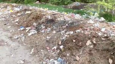 Yapı enkazı ve Çöp Şehir Kirliliği ve Çevresel Çürümeyle İhmal Edilen Toprak Ünitesi