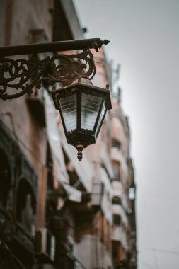 Akşam sokakta sokak lambası.