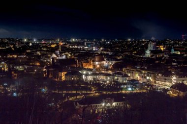 Lviv şehrinin gece ışıkları, Ukrayna.