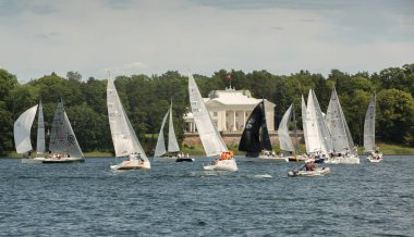 Yatlar gölde yelken açar.