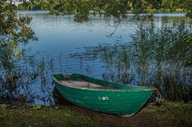 Tekne göl kıyısında.
