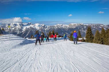 Dağlarda kayakçılar ve kayakçılar.