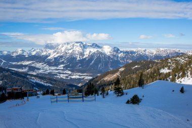 Dağlardaki Alplerin kış manzarası