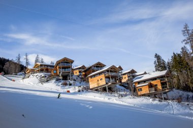 Dağlarda kayak merkezi