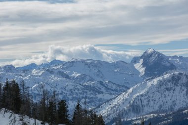 Dağların manzarası ve kışın kar.