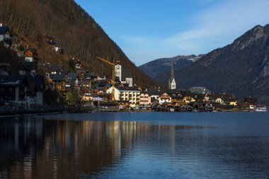 Alplerdeki Halstatt Gölü