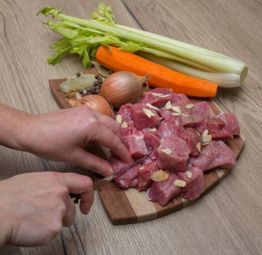 Öğle yemeği için et pişirmek