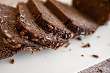 Beyaz tahtada tohumlu siyah zanaatkar ekmeği