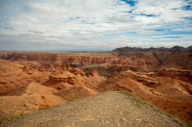 Güzel manzara, turuncu kanyon dağları ve bulutlu gökyüzü