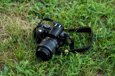 Bokeh ile yeşil çimlerin üzerinde kamera
