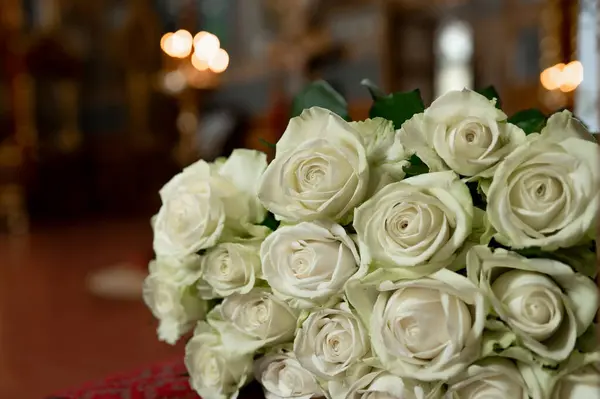 Bokeh arka planda büyük bir buket beyaz gül.