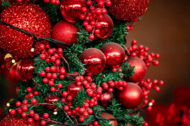 Kırmızı topları ve böğürtlenleri olan bir Noel ağacı