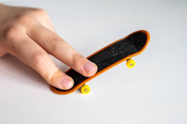 Çocukların elleri oyuncak bir klavyeyle oynuyor, iyi motor beceriler geliştiriyor, seçici odaklanma sağlıyor.