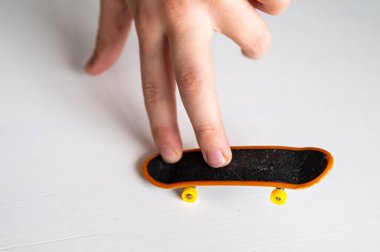 Çocukların elleri oyuncak bir klavyeyle oynuyor, iyi motor beceriler geliştiriyor, seçici odaklanma sağlıyor.