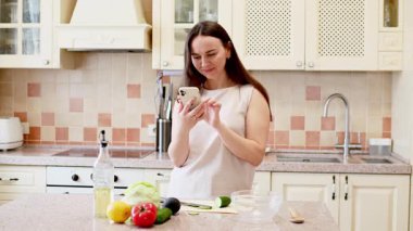 Bir kadın mutfakta yemek hazırlıyor.