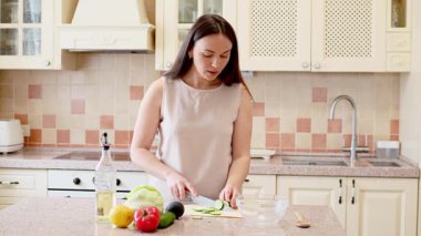 Mutfaktaki genç bayan.