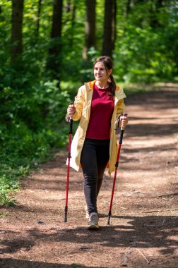 Aktif kadın orman yolunda kuzeye doğru yürüyor.