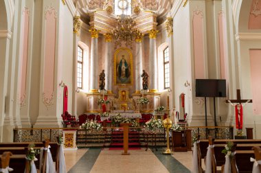 Katolik katedralinde sunak çiçeklerle süslenmiş.