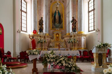 Katolik katedralinde sunak çiçeklerle süslenmiş.