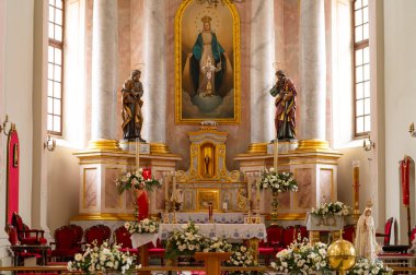 Katolik katedralinde sunak çiçeklerle süslenmiş.