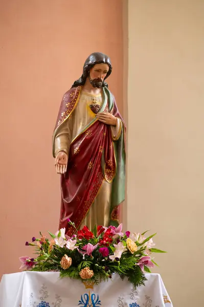 İsa 'nın alçıtaşı renkli heykeli