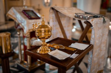 Ortodoks kilisesinde küçük bir yazı tipi, haç ve diğer kilise gereçleri.