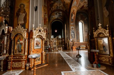 Ortodoks kilisesinin bir parçası ikonlar ve mozaiklerle zenginleştirilmiş.