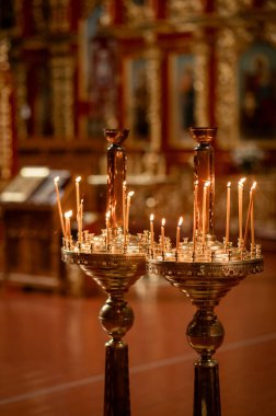 Ortodoks kilisesinde altın bir şamdanla mum yakmak, inanç, din