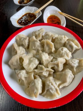 Çin böreğiyle servis edilen büyük tabak soslu sos.