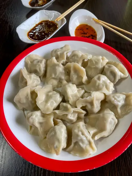 Çin böreğiyle servis edilen büyük tabak soslu sos.