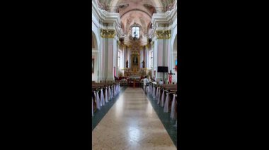 Her iki tarafında sıra sıra dizilmiş güzel bir Katolik kilisesinin sunak manzarası geleneksel mimari ve dingin, kutsal bir atmosfer sergiliyor.