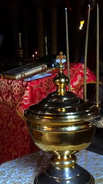 Ortodoks kilisesindeki vaftiz fontunun yavaş çekimleri kutsal atmosferi yakalıyor.