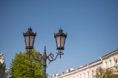 Tarihi Avrupa şehrinde açık mavi gökyüzü altında süslü tasarımı olan klasik sokak feneri