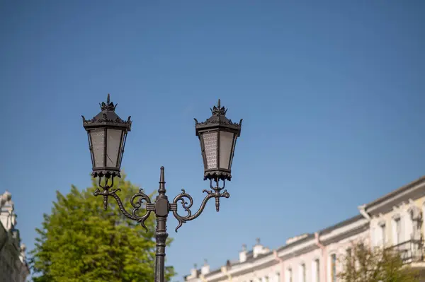 Tarihi Avrupa şehrinde açık mavi gökyüzü altında süslü tasarımı olan klasik sokak feneri